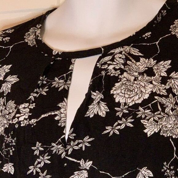 ACD) Charlotte Russe juniors size‎ xs black white top Xsmall Floral - Picture 3 of 5
